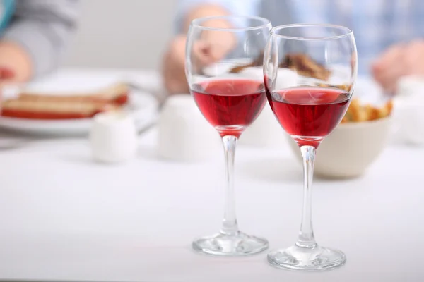 저녁 식사와 함께 와인 잔 — 스톡 사진