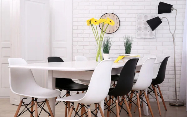 masa ve sandalyeler ile iç