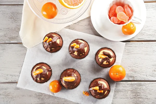 Вкусные кексы с ломтиком мандарина и шоколада — стоковое фото