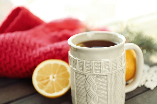 Winterkomposition mit Tasse Heißgetränk — Stockfoto