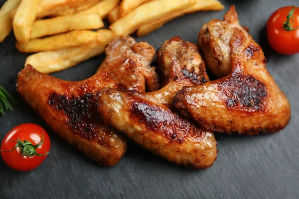 Ugnsbakad kycklingvingar med pommes frites — Stockfoto