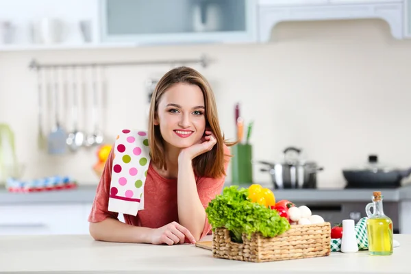 Jonge vrouw met mandje met groenten — Stockfoto