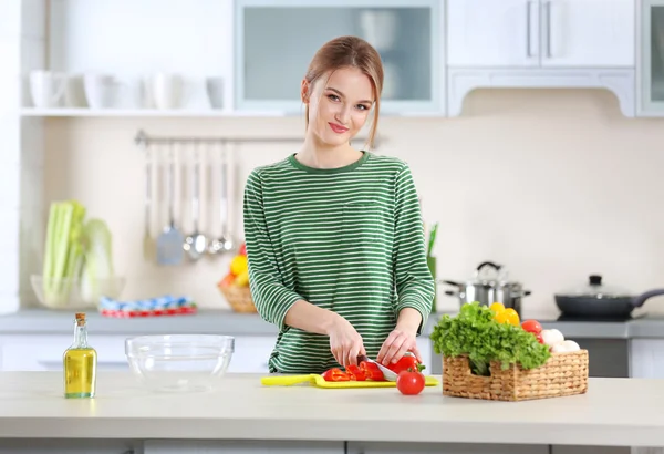 Женщина режет овощи для салата — стоковое фото