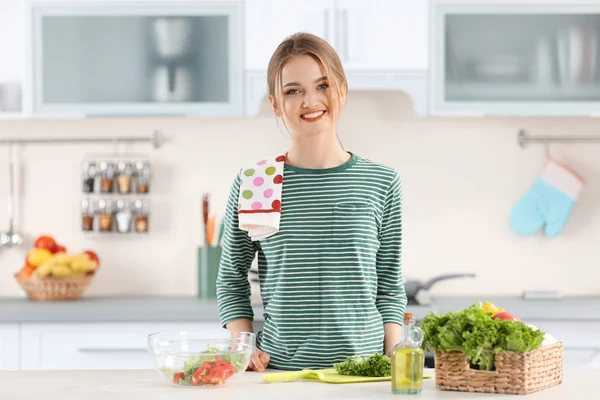 Jonge vrouw voorbereiding van plantaardige salade — Stockfoto