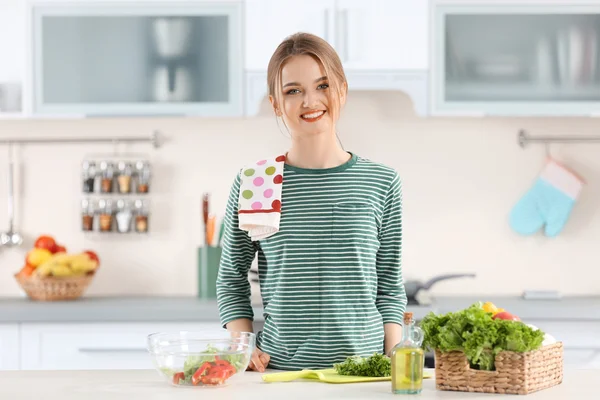 Mujer joven preparando ensalada de verduras — Foto de Stock