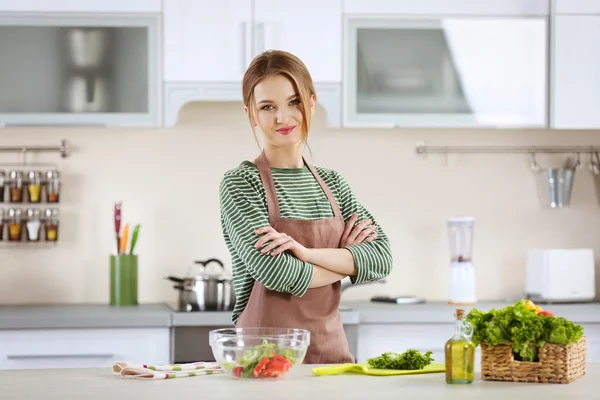 Mujer joven preparando ensalada de verduras — Foto de Stock