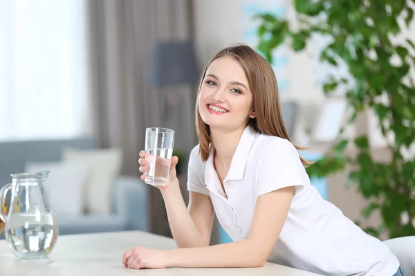 Ung kvinna dricksvatten — Stockfoto