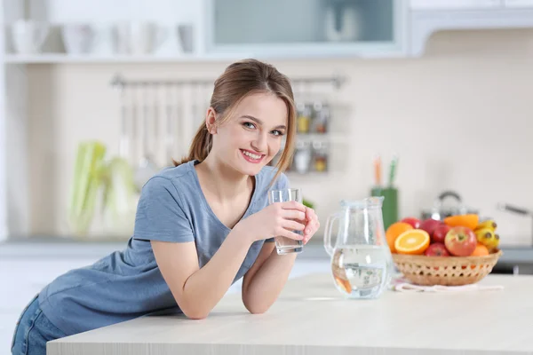 Mujer joven bebiendo agua — Foto de Stock