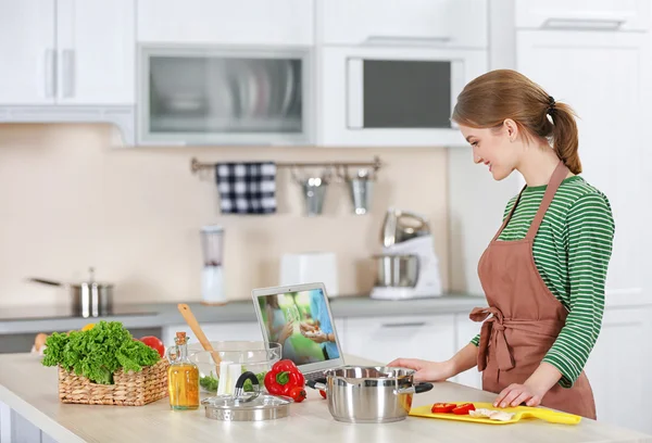 Wanita muda memasak di dapur — Stok Foto