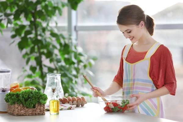 Mujer joven preparando ensalada de verduras — Foto de Stock