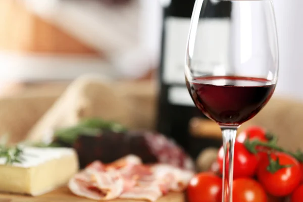 Bicchiere di vino con cibo — Foto Stock