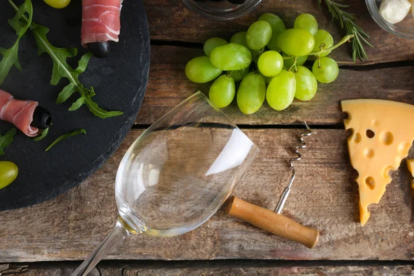 Vino, snacks y diferentes quesos — Foto de Stock