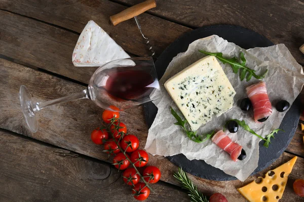 Vin, collations et fromages différents — Photo