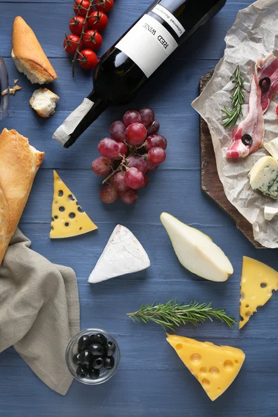 Wine, snacks and different cheese — Stock Photo, Image