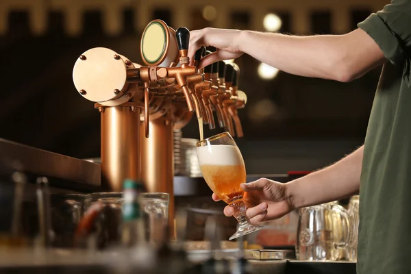 Derramando cerveja lager em vidro . — Fotografia de Stock