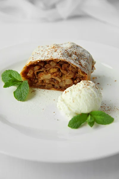 Slice of strudel with apples — Stock Photo, Image