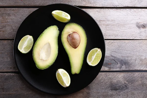 Sliced avocado with lime — Stock Photo, Image