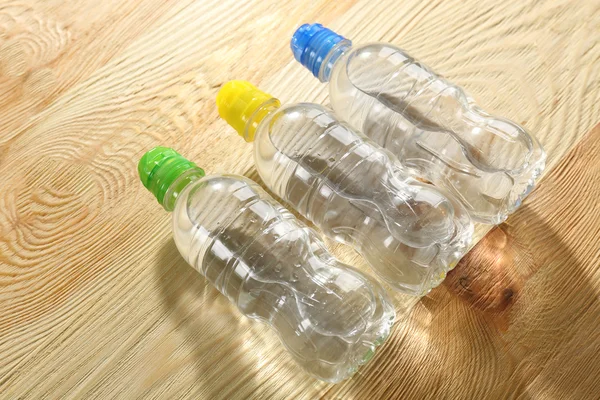 Wasserflaschen auf dem Tisch — Stockfoto