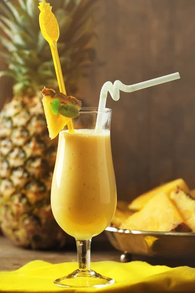 Frullato di ananas in bicchiere da cocktail — Foto Stock