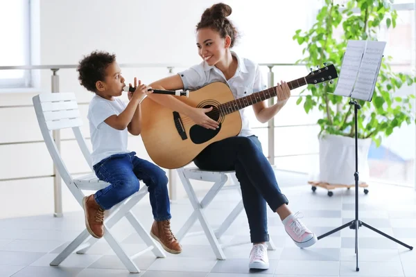Fille et garçon jouer sur des instruments de musique — Photo