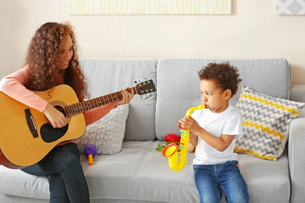 genç kız gitar çalmak