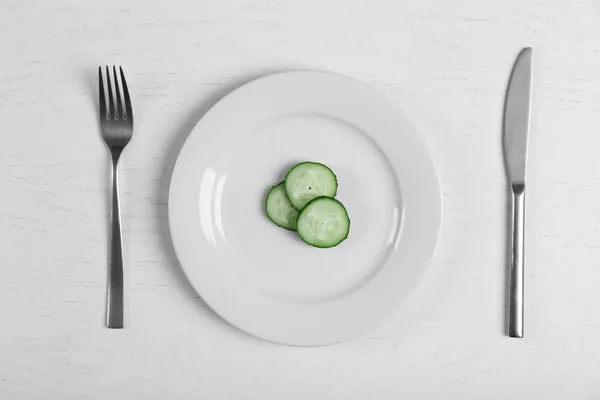Stukjes komkommer in een witte plaat — Stockfoto