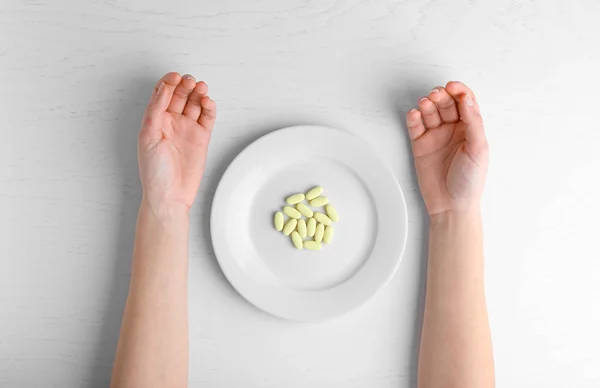 Teller mit Pillen gefüllt — Stockfoto