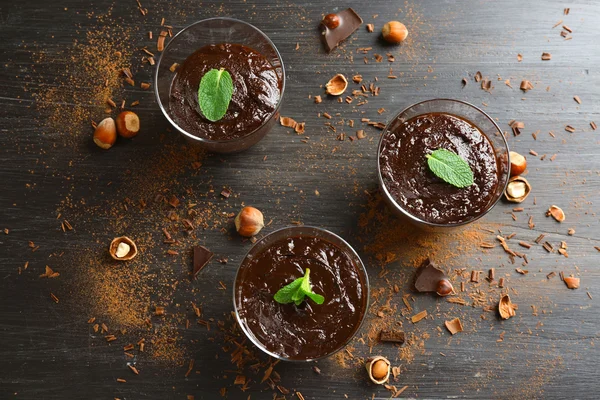 Tasses en verre de dessert au chocolat — Photo