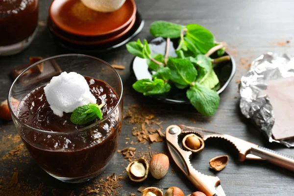 Glazen kopje chocolade dessert — Stockfoto