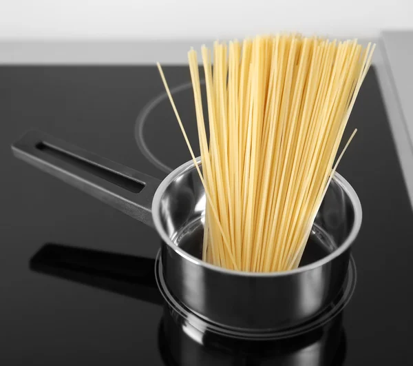 Кипячение спагетти в кастрюле — стоковое фото