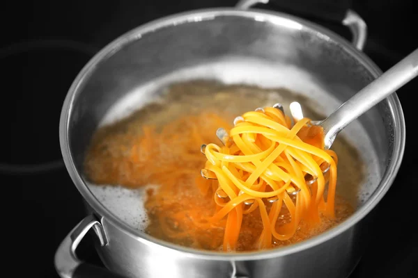 Pasten auf Gabel über Pfanne — Stockfoto