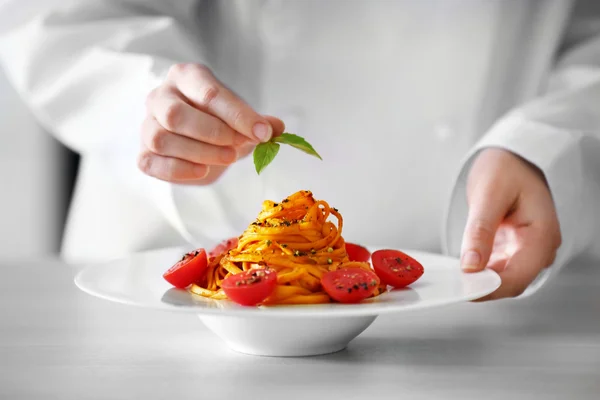 Chef préparant la salade de pâtes — Photo