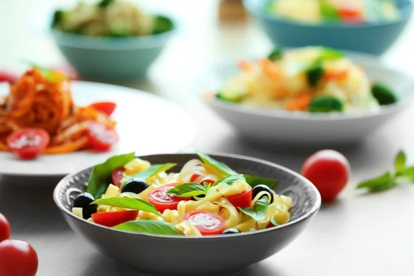 Diferentes saladas de massas frias em tigelas — Fotografia de Stock