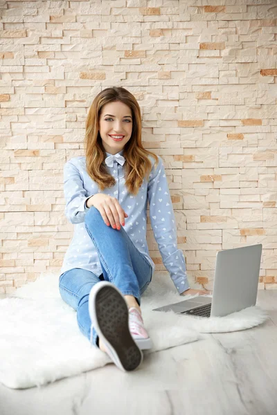 Unga kvinnliga bloggare — Stockfoto