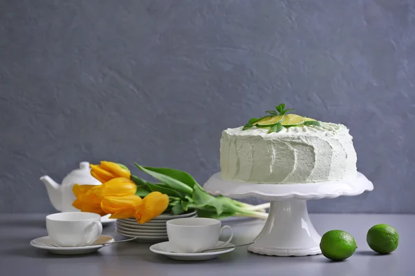 Gâteau à la chaux avec vaisselle blanche — Photo