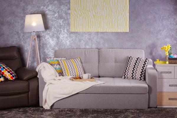 Дизайн интерьера с диваном — стоковое фото