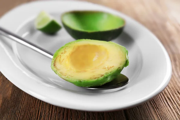 Свежий зелёный авокадо — стоковое фото