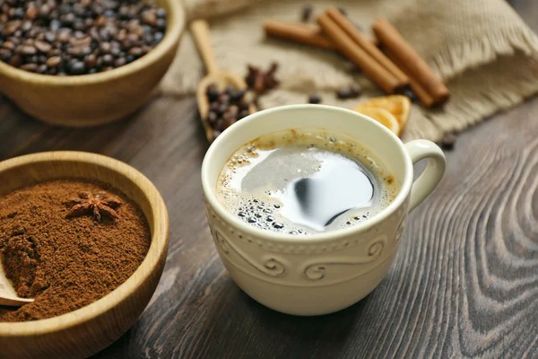 Koffie met bonen en specerijen — Stockfoto