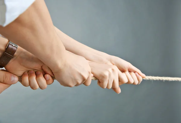 Hands pulling rope — Stock Photo, Image