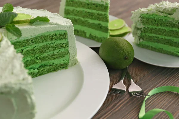 Pedaço de delicioso bolo de limão cremoso — Fotografia de Stock