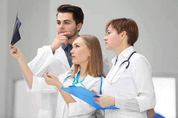 Tres Doctores Examinando Rayos Hospital — Foto de Stock