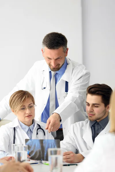 Médicos Sentados Reunión Hospital Moderno — Foto de Stock