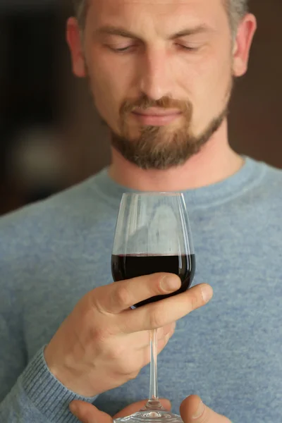 Adam kırmızı şarap tadımı — Stok fotoğraf