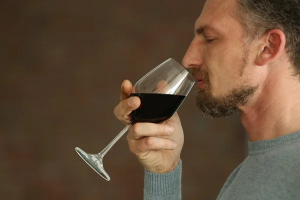Человек пробует красное вино — стоковое фото