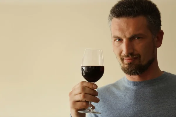 Человек пробует красное вино — стоковое фото