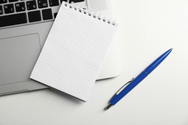 Laptop klavye üstünde boş defter