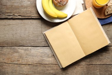 Açık kitap ve snack 