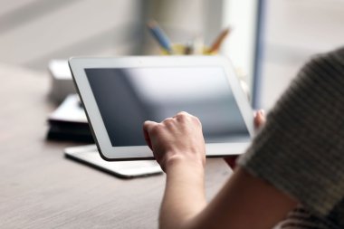 Tablet kullanarak eller 