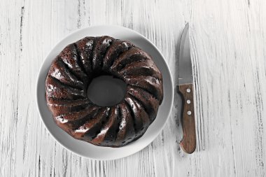 Çikolatalı pasta plaka üzerinde 