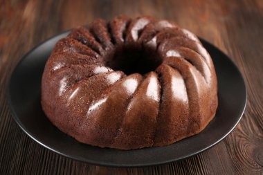 Siyah plaka üzerinde çikolatalı kek 